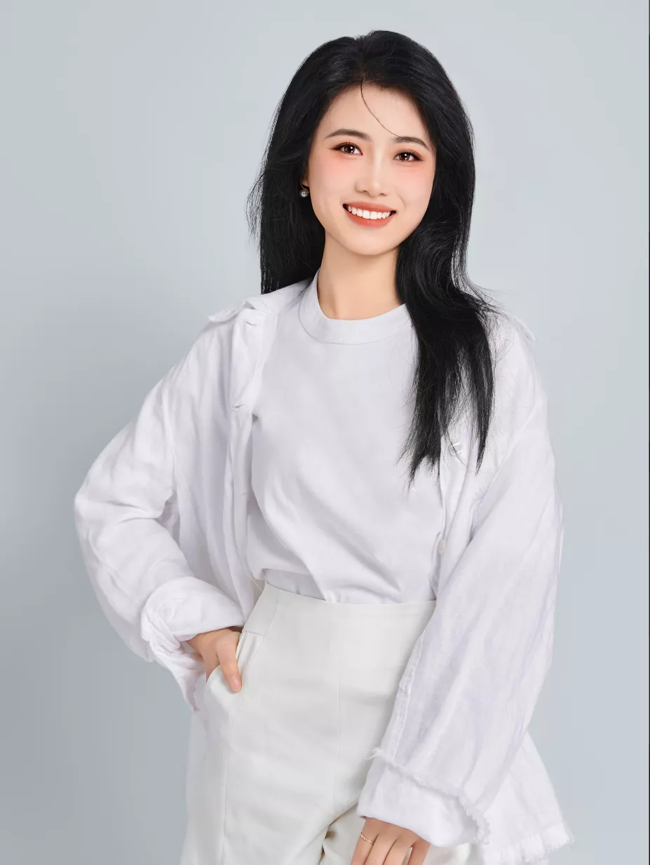 郑爽  校办副主任